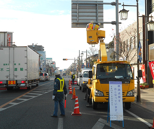 県道の標識、街路灯